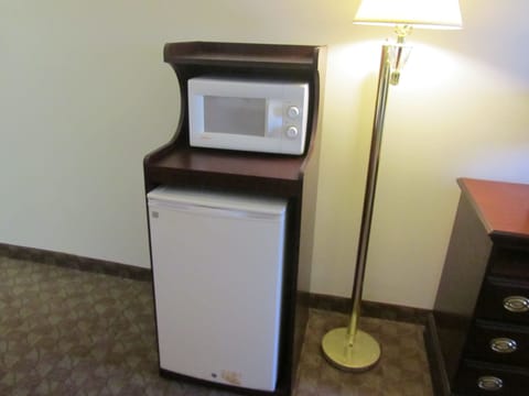 Superior Single Room, 1 King Bed, Jetted Tub | Mini-refrigerator