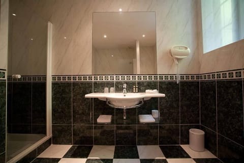 In-room safe, soundproofing, free WiFi