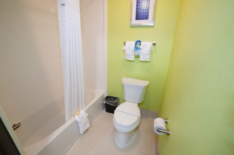 Combined shower/tub, free toiletries, hair dryer, towels