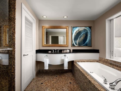 Fairmont Gold, Room, 1 King Bed | Premium bedding, down comforters, pillowtop beds, minibar