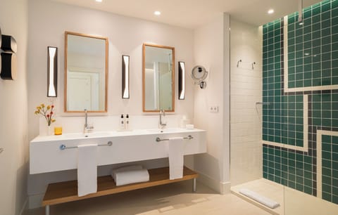 Combined shower/tub, free toiletries, hair dryer, bathrobes