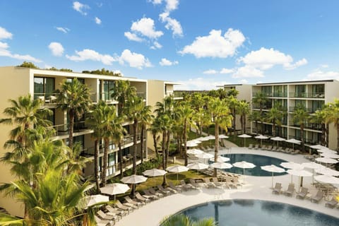 10 outdoor pools, sun loungers
