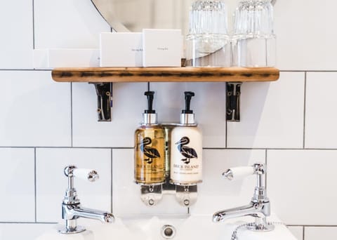 Deluxe Twin Room | Bathroom | Shower, free toiletries, hair dryer, towels