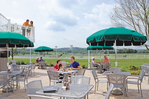 5 restaurants; breakfast, lunch, and dinner served
