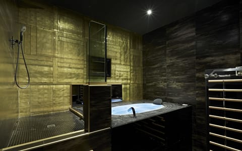 Junior Suite | Bathroom | Shower, deep soaking tub, rainfall showerhead, free toiletries