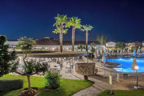 Swim-up bar