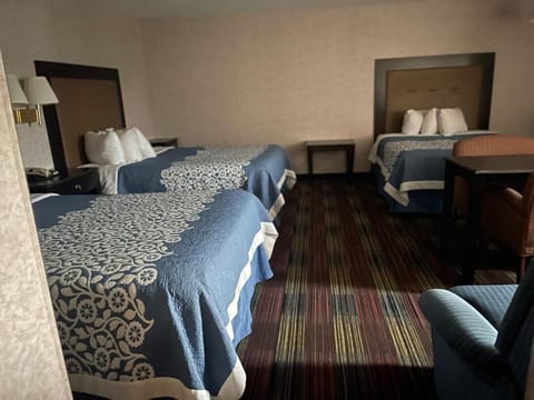 Family Room | Desk, iron/ironing board, WiFi, bed sheets