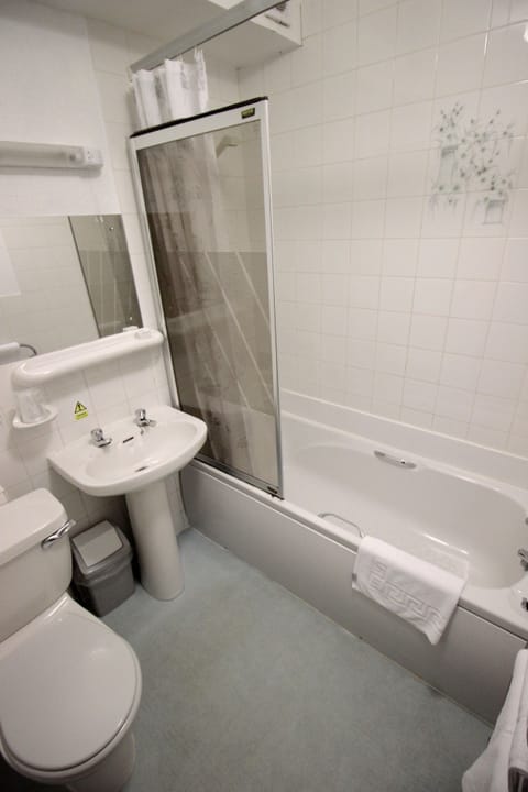 Double Room | Bathroom | Combined shower/tub, hair dryer, towels