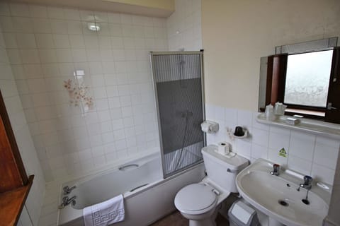 Family Room | Bathroom | Combined shower/tub, hair dryer, towels
