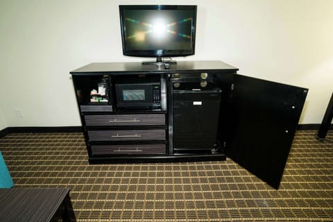 Suite, 1 King Bed with Sofa bed, Non Smoking | Desk, blackout drapes, iron/ironing board, free cribs/infant beds