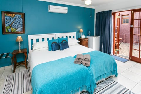 Cottage | Minibar, in-room safe, desk, free WiFi