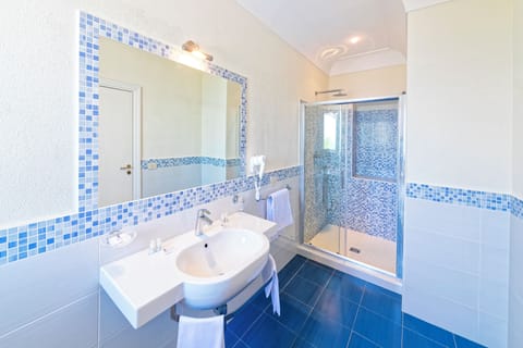 Suite Junior | Bathroom | Shower, free toiletries, hair dryer, bidet