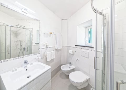 Triple Room | Bathroom | Shower, free toiletries, hair dryer, bidet