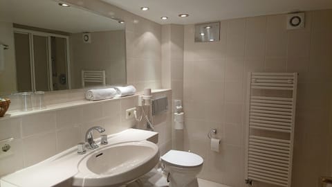Standard Double Room, Ensuite (Doppezlzimmer Nr. 3) | Bathroom