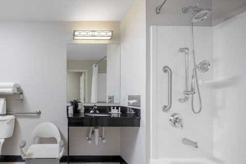 Combined shower/tub, free toiletries, hair dryer, towels