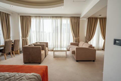 Double Room | Minibar, in-room safe, desk, soundproofing