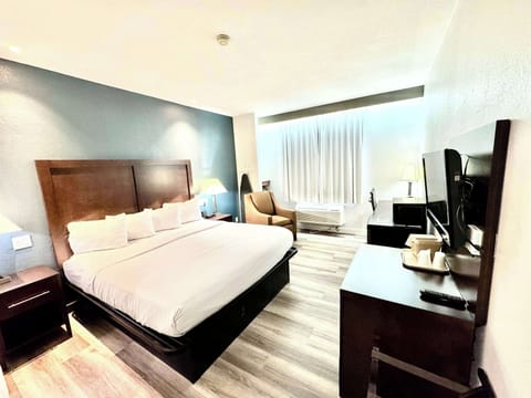 Room, 1 King Bed, Accessible, Non Smoking (Mobility, Bathtub w/Grab Bars) | Iron/ironing board, free cribs/infant beds, free WiFi, bed sheets