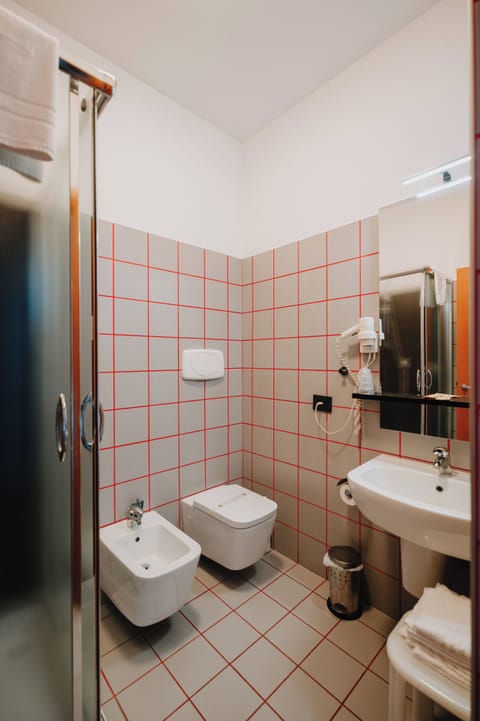 Shower, free toiletries, hair dryer