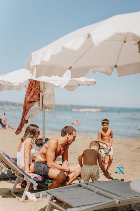 Beach nearby, free beach shuttle, sun loungers, beach umbrellas