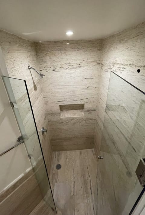 Deluxe Double Room | Bathroom | Shower, free toiletries, hair dryer, towels