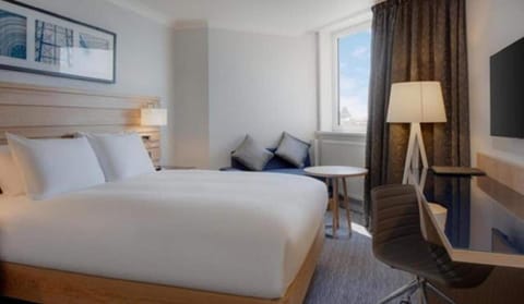 Executive Double Room, Sea View | Desk, iron/ironing board, free WiFi, bed sheets