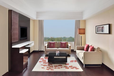 Club Room, 1 King Bed | Living room | 32-inch LCD TV with satellite channels, TV