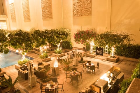 2 restaurants; breakfast, lunch, and dinner served