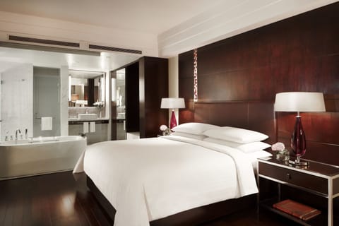 Club Room, 1 King Bed | Premium bedding, minibar, in-room safe, desk