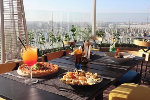 2 restaurants; breakfast, lunch, and dinner served
