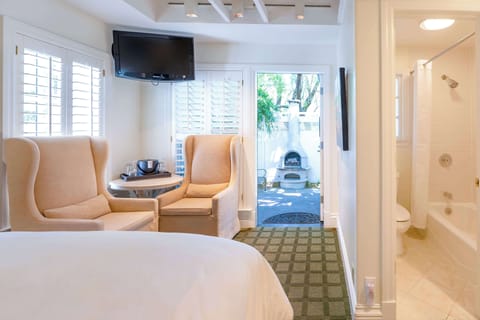 Standard Room, 1 Queen Bed, Non Smoking | 1 bedroom, premium bedding, pillowtop beds, individually decorated