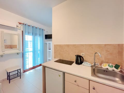 Classic Studio, Kitchenette, Ground Floor (Triple) | In-room safe, individually decorated, individually furnished