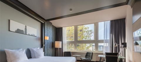 Club Double or Twin Room, Non Smoking, City View | In-room safe, desk, laptop workspace, free WiFi