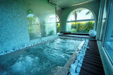 Sauna, hot tub