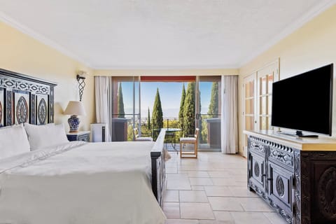 Pillowtop beds, in-room safe, desk, laptop workspace