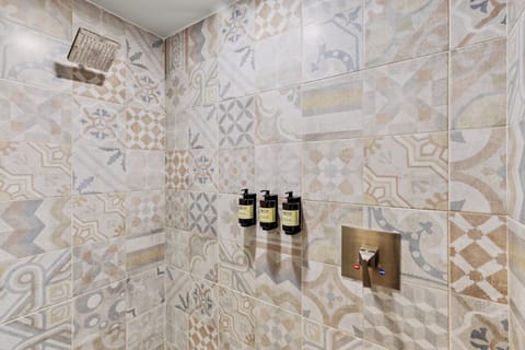 2 bars/lounges, rooftop bar, cocktail bar