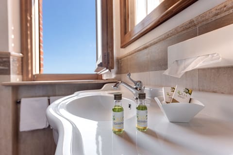 Standard Suite, 1 Double Bed | Bathroom | Free toiletries, hair dryer, bidet, towels