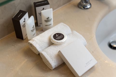 Deluxe Double Room | Bathroom | Combined shower/tub, free toiletries, hair dryer, towels