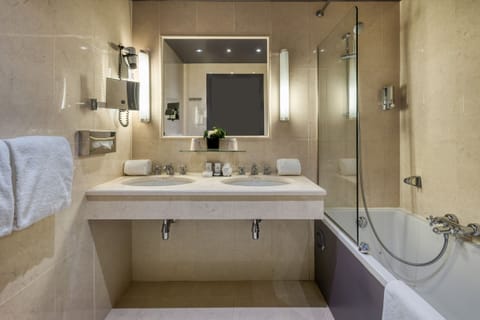 Executive Double Room, 1 King Bed | Bathroom | Combined shower/tub, free toiletries, hair dryer, towels