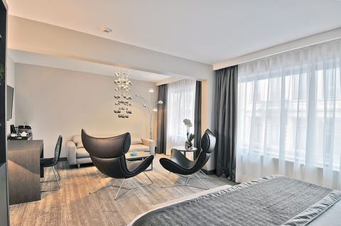 Deluxe Double Room, Kitchenette | Living area | 24-inch TV with cable channels