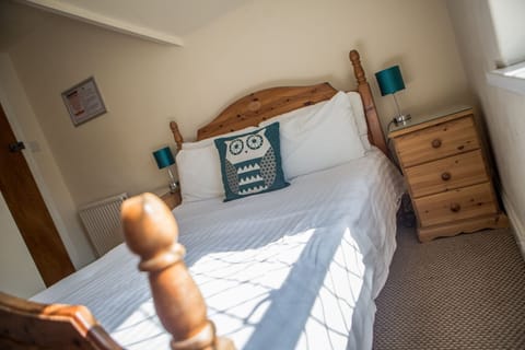 Double Room, Ensuite | Iron/ironing board, bed sheets