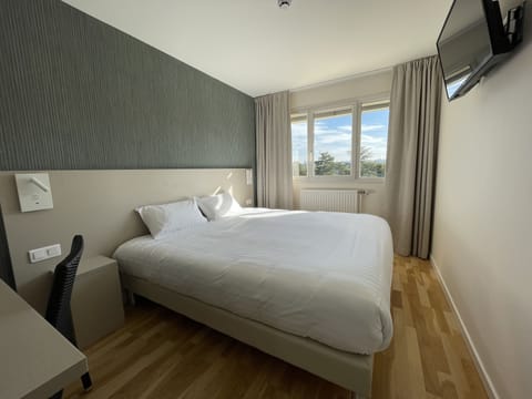 Double Room | Desk, free WiFi, bed sheets, wheelchair access