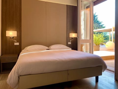 Comfort Room | Minibar, in-room safe, desk, free WiFi