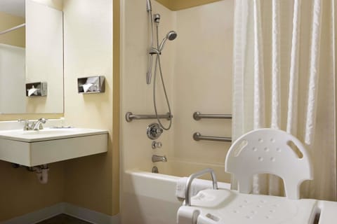 Room, 1 King Bed, Accessible, Non Smoking | Bathroom | Combined shower/tub, free toiletries, hair dryer, towels