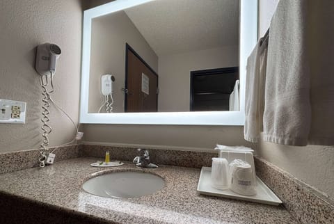 Combined shower/tub, free toiletries, hair dryer, towels