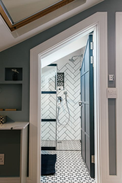 Classic Room | Bathroom shower