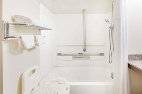 Combined shower/tub, hair dryer, towels
