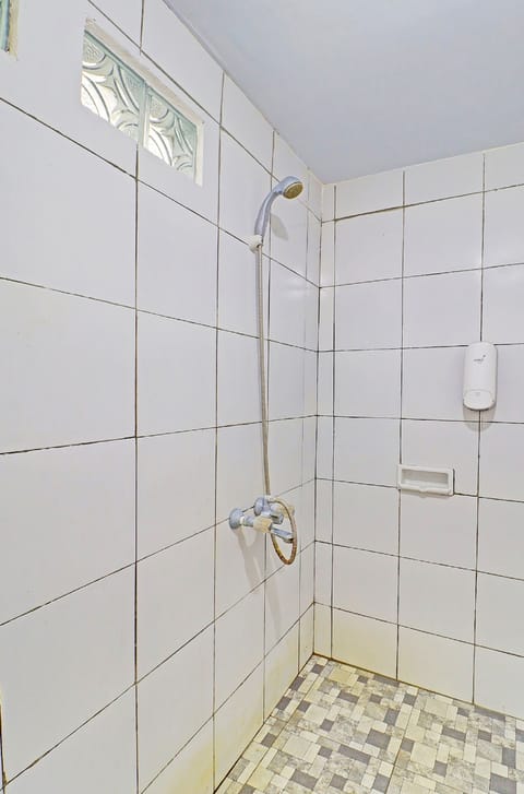 Standard Double Room | Bathroom | Shower, towels