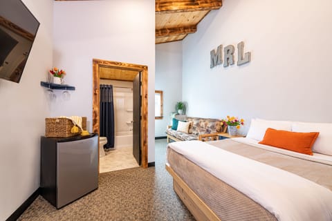 Standard Room 21(1 Queen,1 Futon) | Travel crib, free WiFi, bed sheets