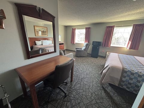 Deluxe Room, 1 King Bed, Walk Up | Free WiFi, bed sheets