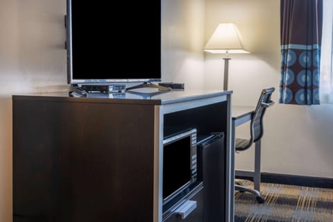 Room, 1 Queen Bed, Accessible, Non Smoking (Mobility/Hearing, Bathtub w/Grab Bars) | Desk, iron/ironing board, free cribs/infant beds, rollaway beds